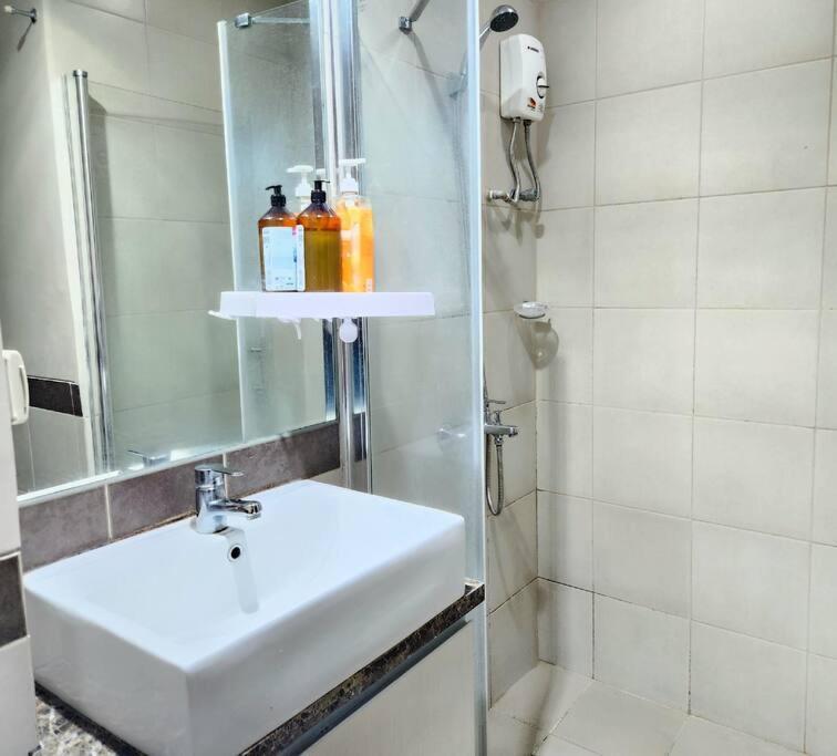 Stunning 1 Bedroom Bay View Flat With Spacious Balcony * Manila