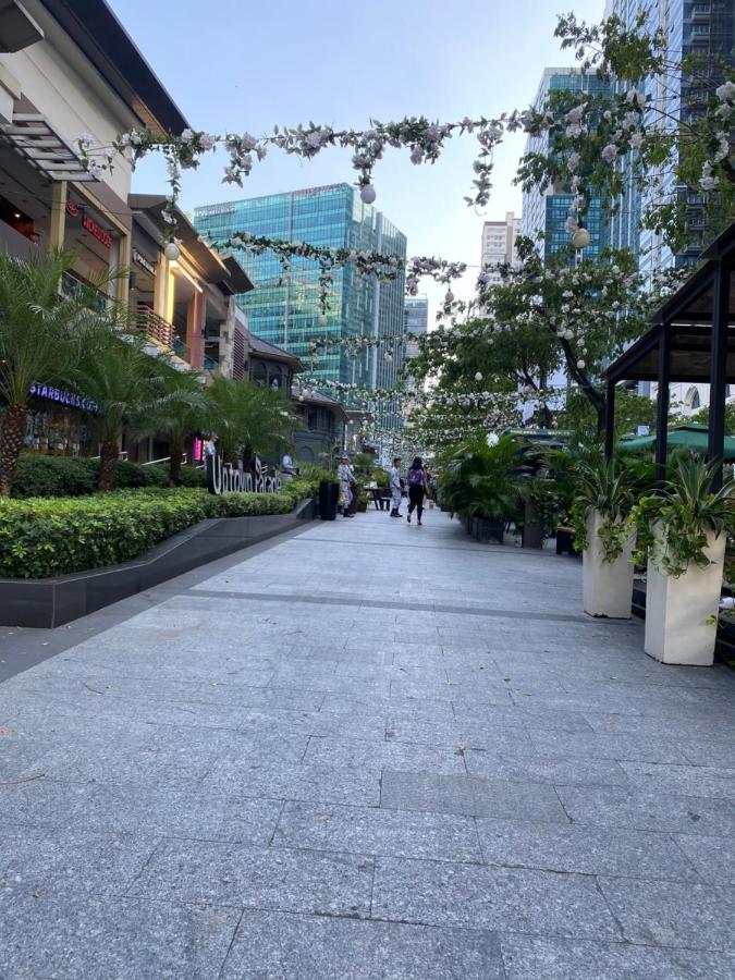 Apartment 1 Bedroom Uptown Bgc With Balcony *