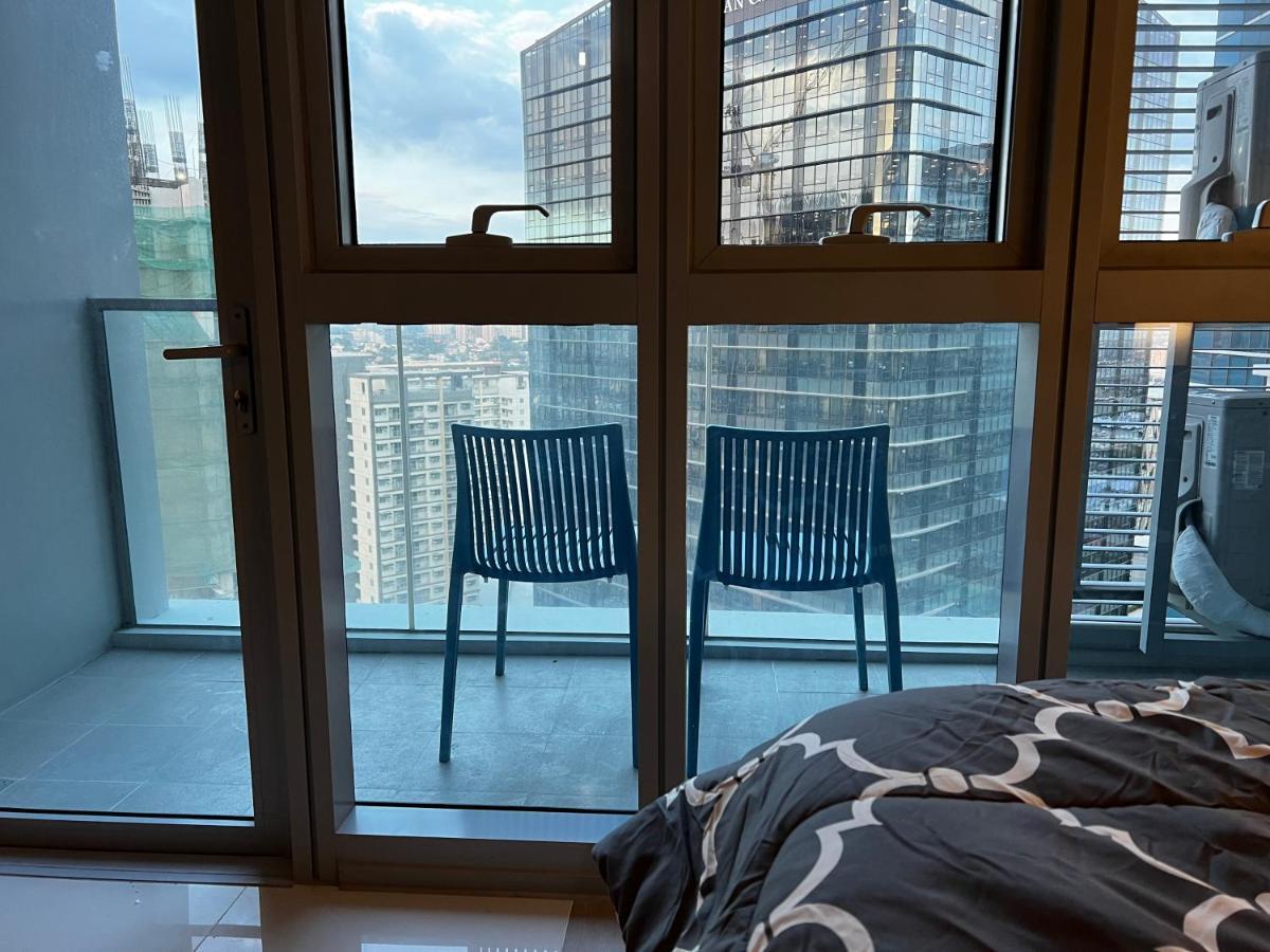 1 Bedroom Uptown Bgc With Balcony * Manila