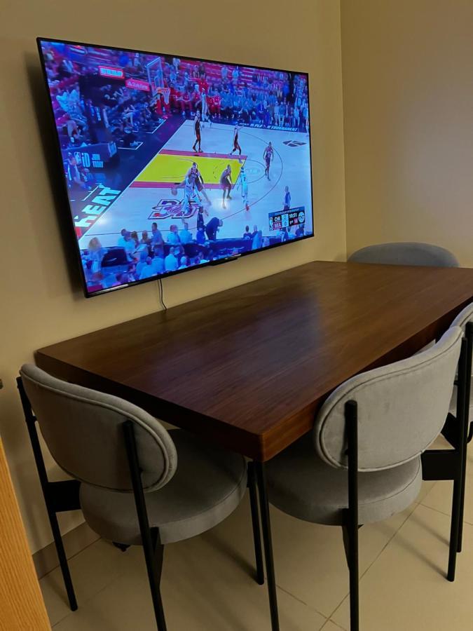 1 Bedroom Uptown Bgc Across Uptown Mall Apartment *