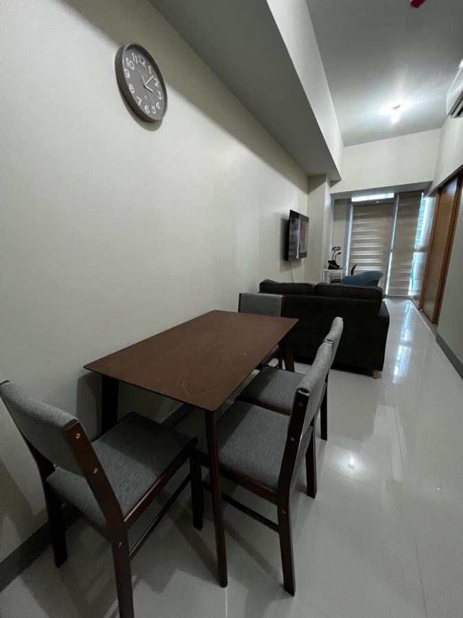 1 Bedroom Uptown Bgc With Balcony Apartment