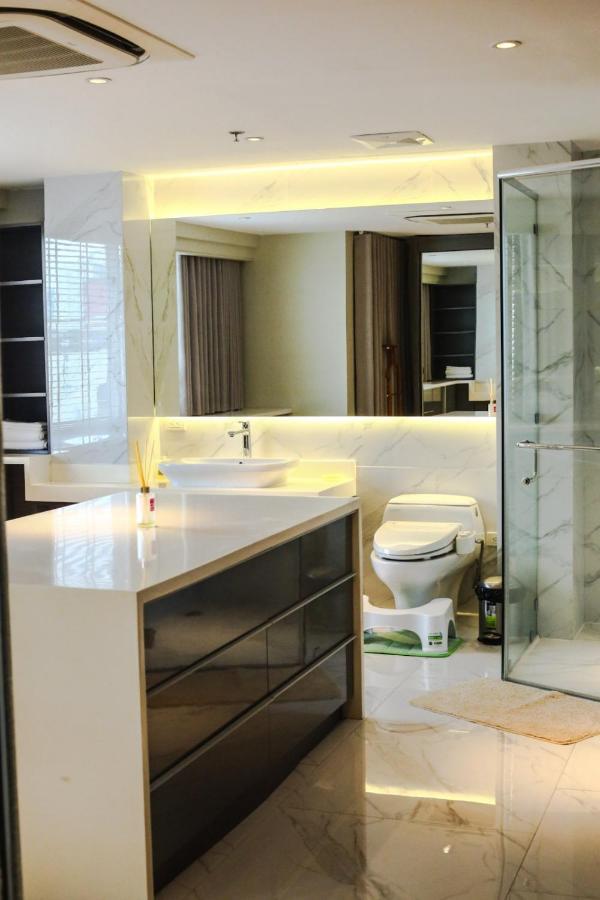 Poblacion Penthouse With Private Roofdeck Manila
