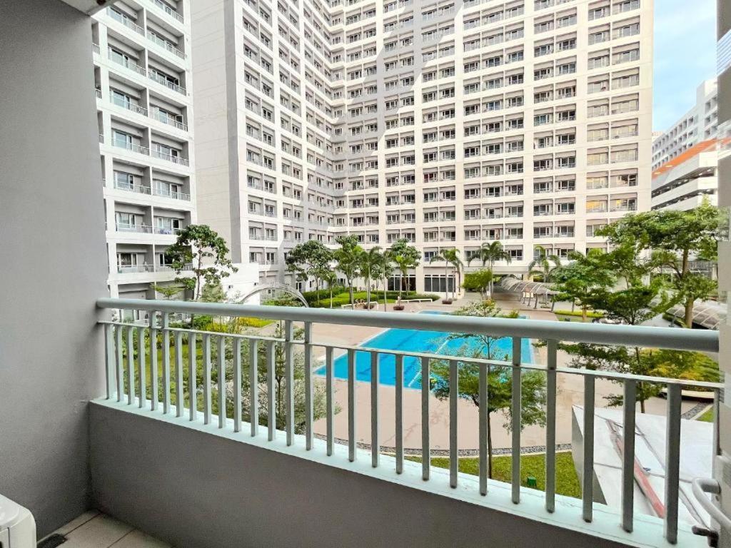 1 Bedroom With Balcony Pool View And Wifi In Grace Residences Manila