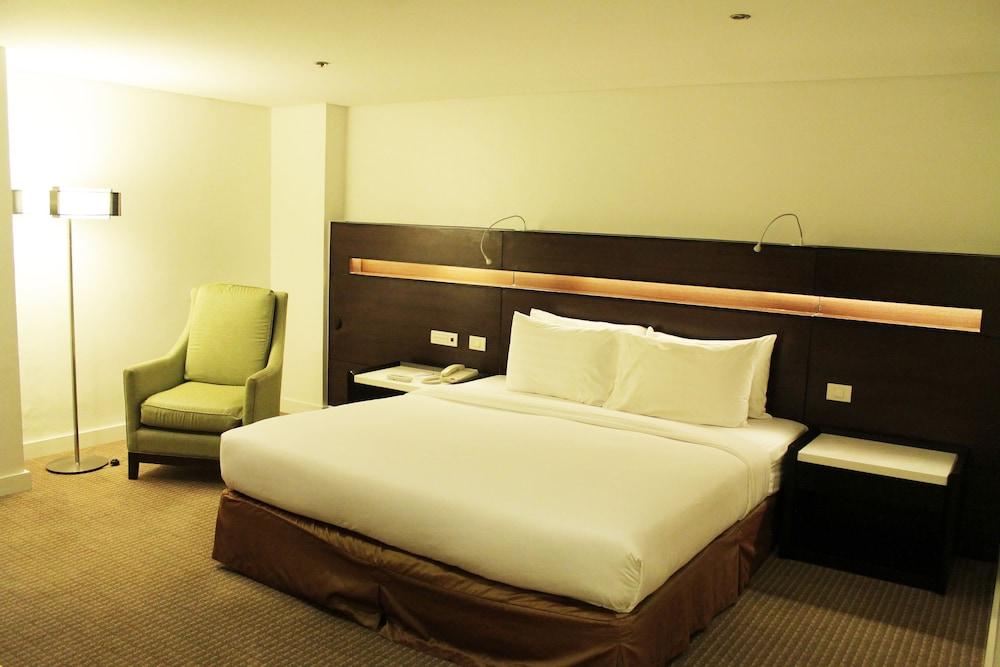 Century Park 4*