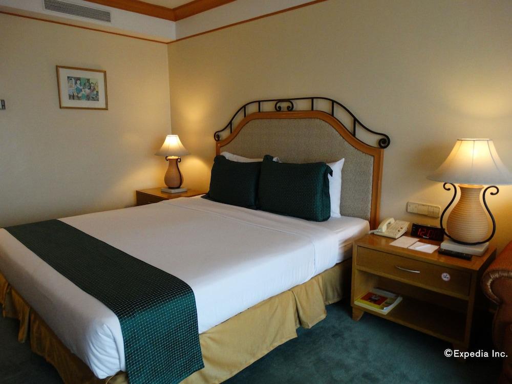 Century Park Hotel 4*