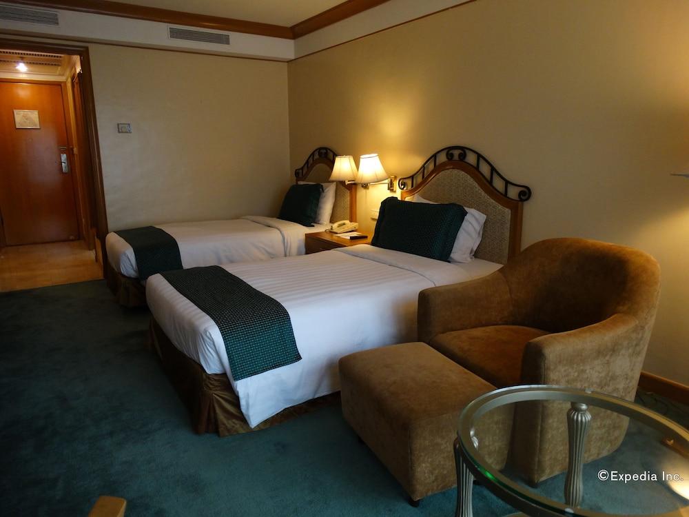 Century Park 4*
