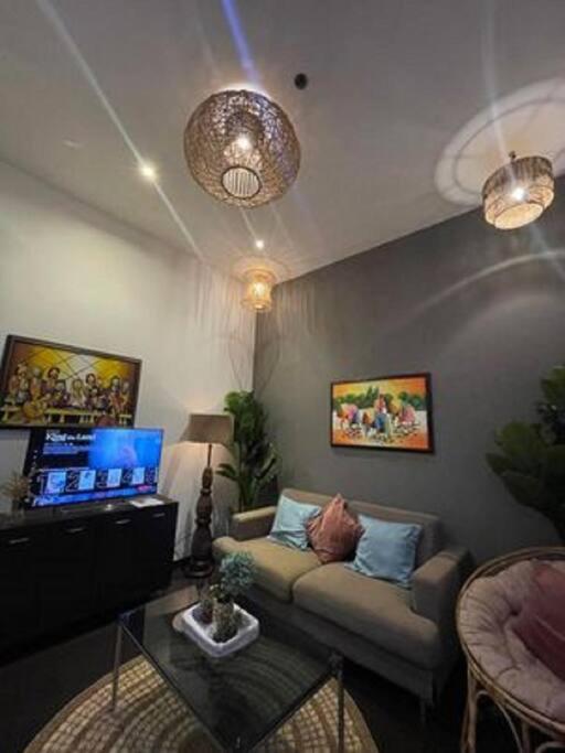 Cozy & Spacious 2br Penthouse In Makati Apartment *