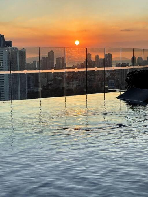 Cozy & Spacious 2br Penthouse In Makati Apartment Manila