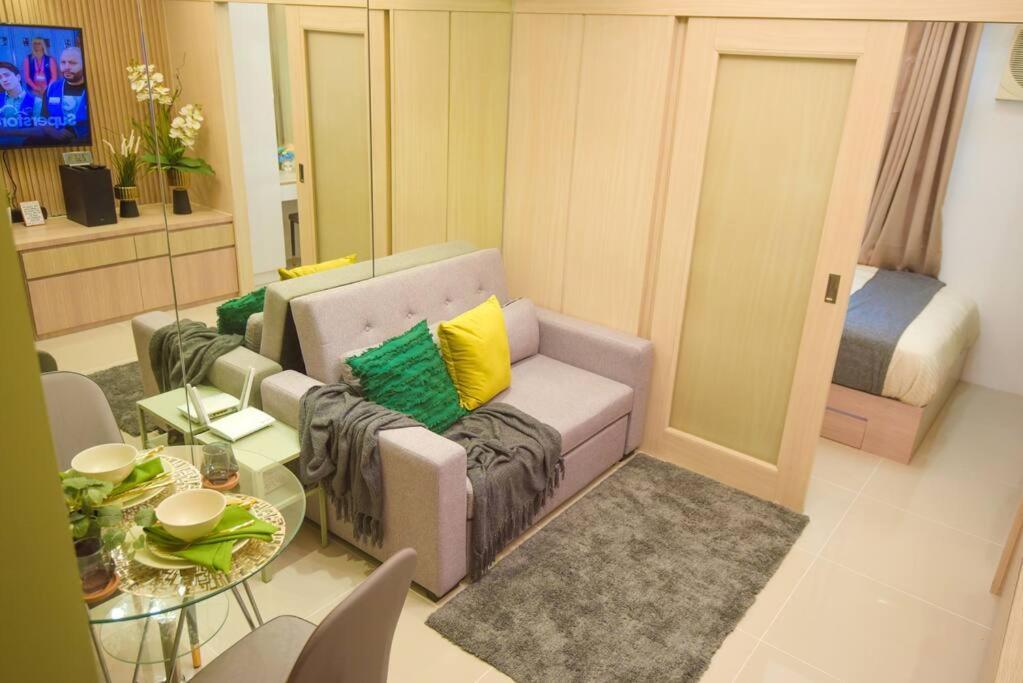 Luxe & Cozy 1br Apt With Netflix/pool/mall/cinema Apartment Manila