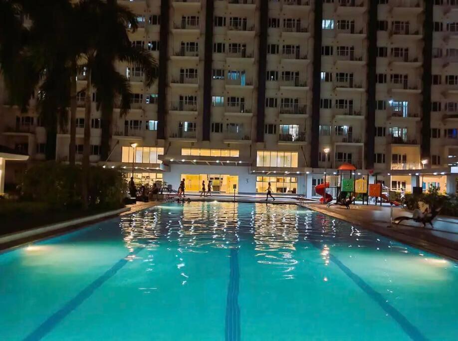 Luxe & Cozy 1br Apt With Netflix/pool/mall/cinema Manila