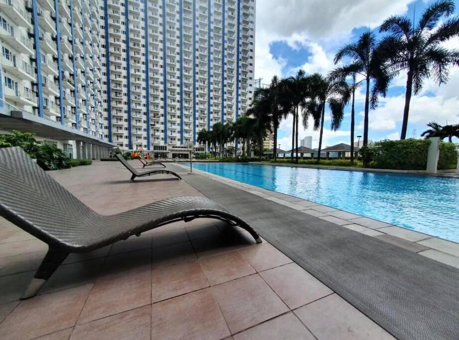 Apartment Luxe & Cozy 1br Apt With Netflix/pool/mall/cinema Manila