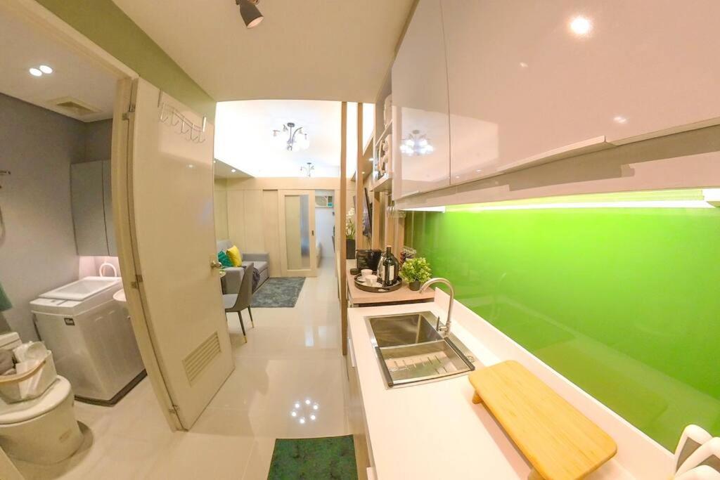 Luxe & Cozy 1br Apt With Netflix/pool/mall/cinema Apartment Manila