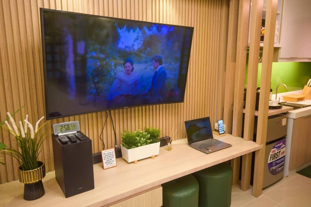 Apartment Luxe & Cozy 1br Apt With Netflix/pool/mall/cinema Manila