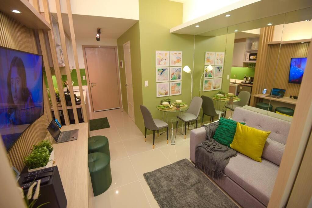 Luxe & Cozy 1br Apt With Netflix/pool/mall/cinema Manila