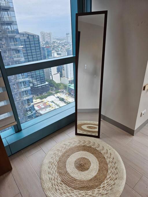 One Uptown Bgc Modern & Spacious, Great Location, 200mbps & Washer *
