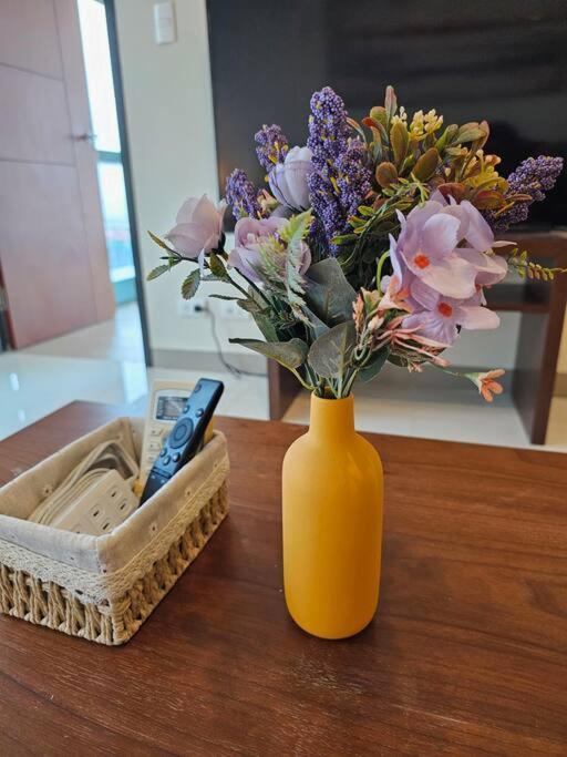 One Uptown Bgc Modern & Spacious, Great Location, 200mbps & Washer Apartment *