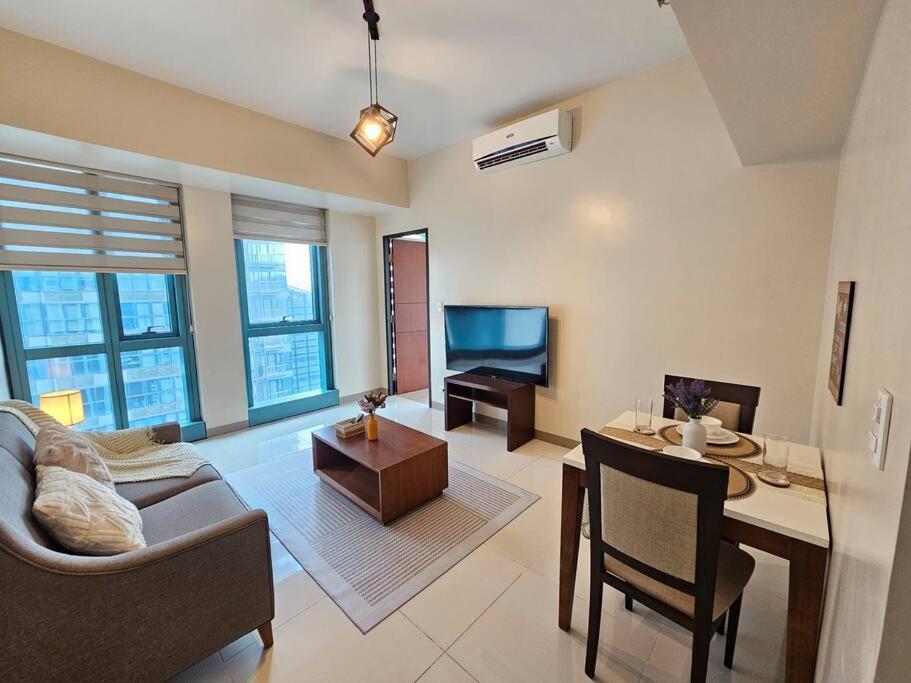 One Uptown Bgc Modern & Spacious, Great Location, 200mbps & Washer * Manila