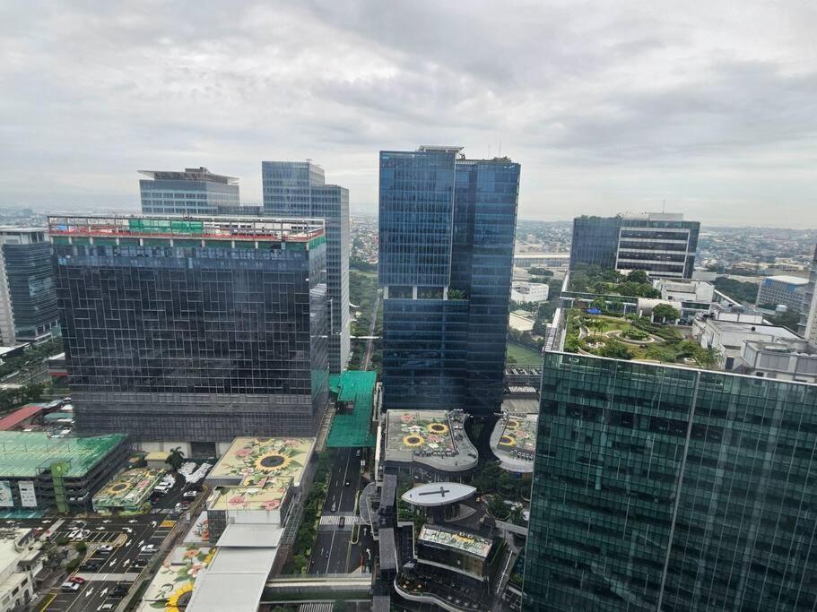 One Uptown Bgc Modern & Spacious, Great Location, 200mbps & Washer Apartment