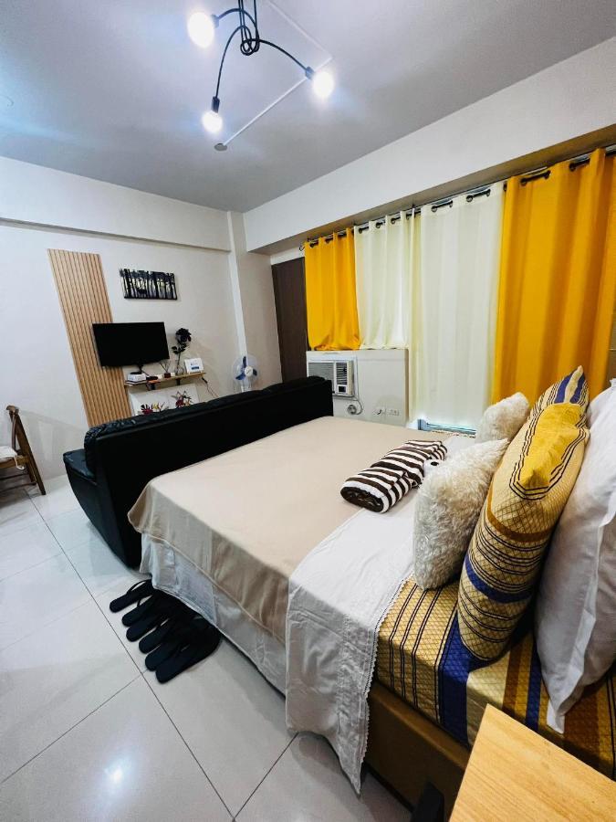 Apartment One Palm Tree - 9m With Balcony - Across Terminal 3 Airport Manila