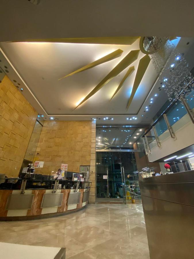 Hotel Family Staycation: Heart Of With Balcony And Pool Access Manila
