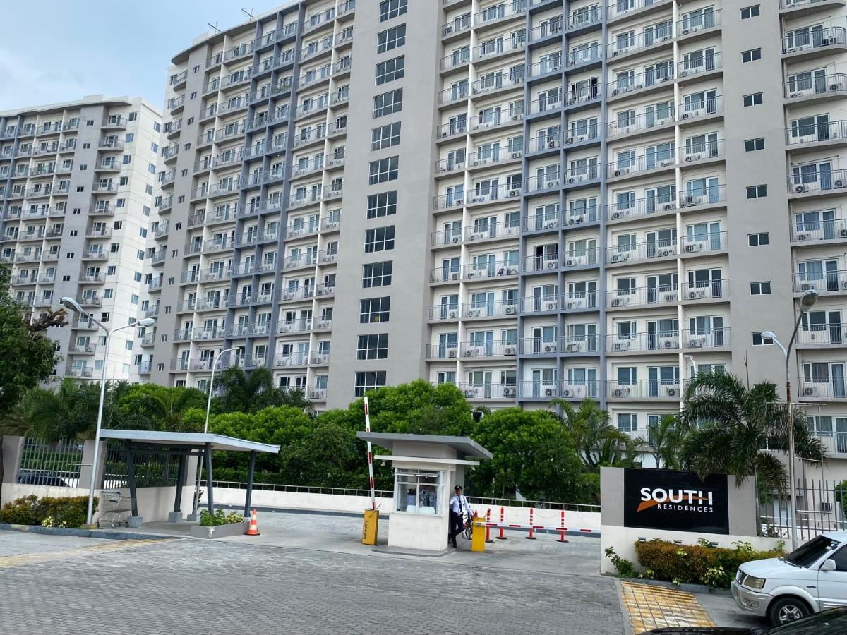 Apartment Luxury Two Bedroom With Balcony In South Of Pinas Manila