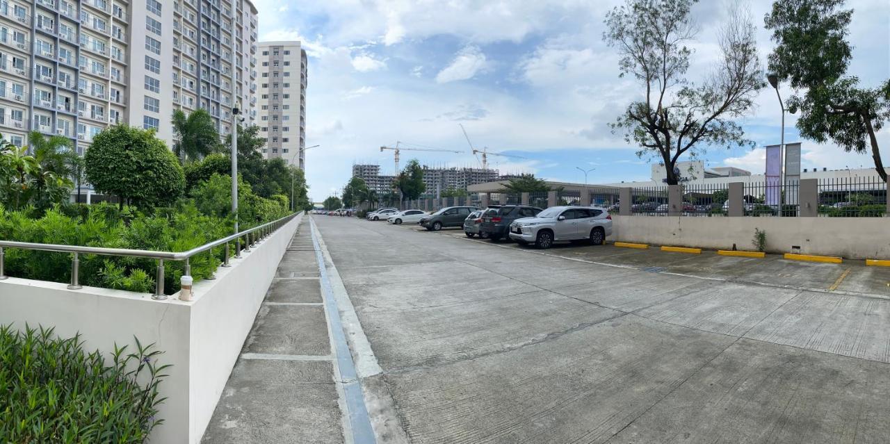 Luxury Two Bedroom With Balcony In South Of Pinas Apartment Manila