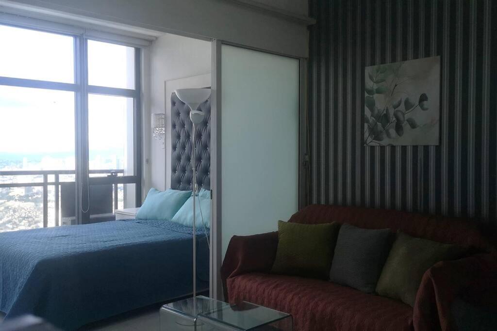 Penthouse At Poblacion - 200mbs Net - 50in Tv - Awesome View *