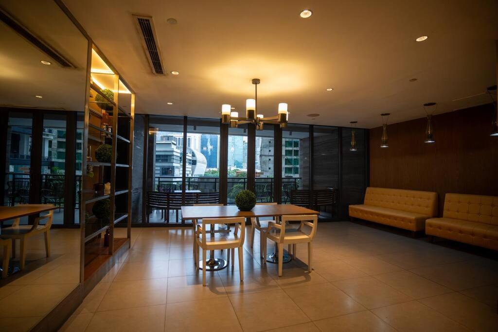 Penthouse At Poblacion - 200mbs Net - 50in Tv - Awesome View Manila