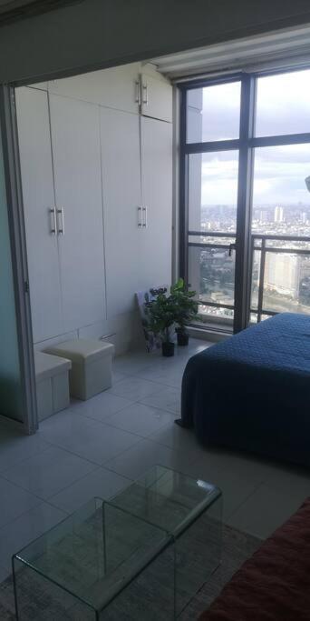 Penthouse At Poblacion - 200mbs Net - 50in Tv - Awesome View *