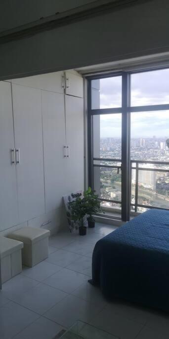 Penthouse At Poblacion - 200mbs Net - 50in Tv - Awesome View *