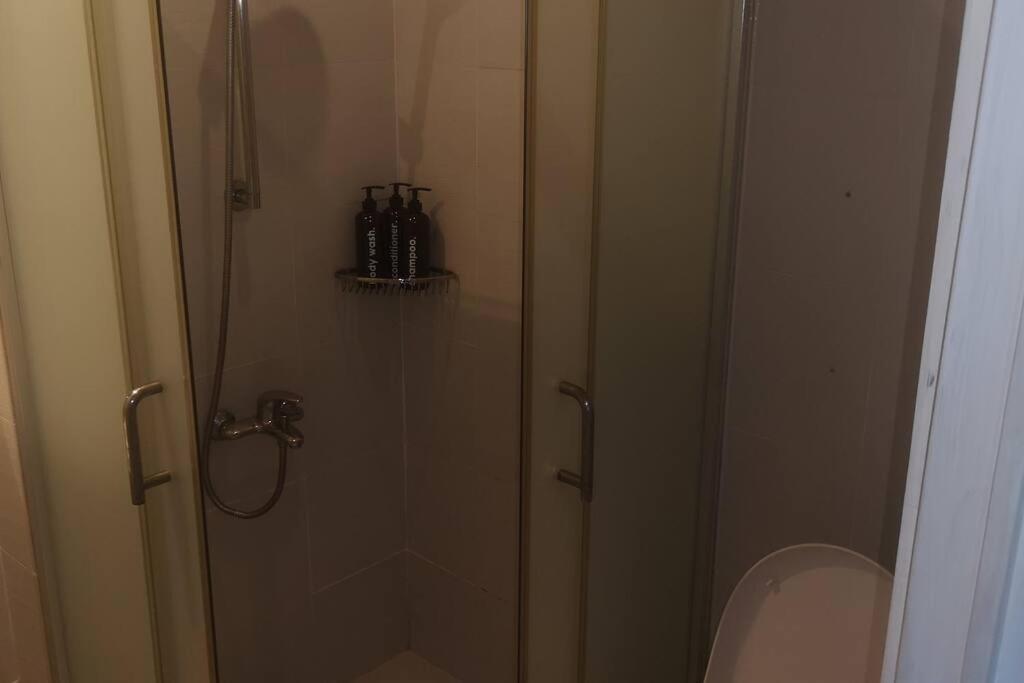 Penthouse At Poblacion - 200mbs Net - 50in Tv - Awesome View Manila