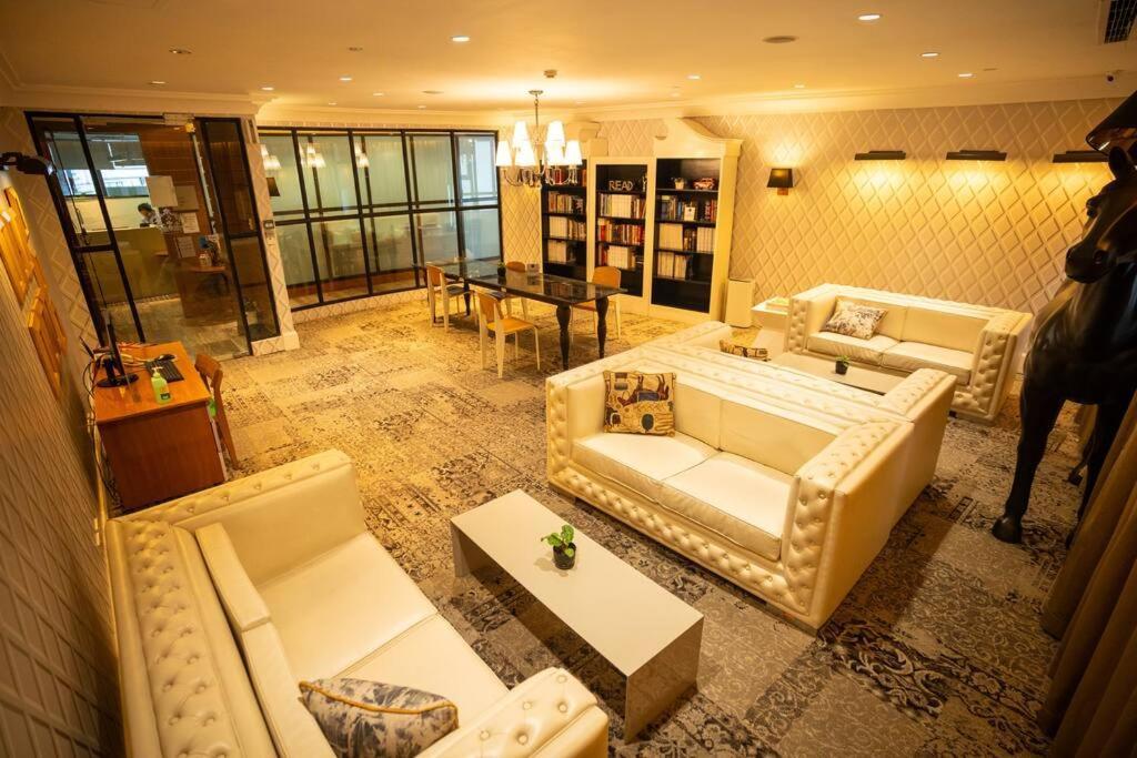 Apartment Penthouse At Poblacion - 200mbs Net - 50in Tv - Awesome View *