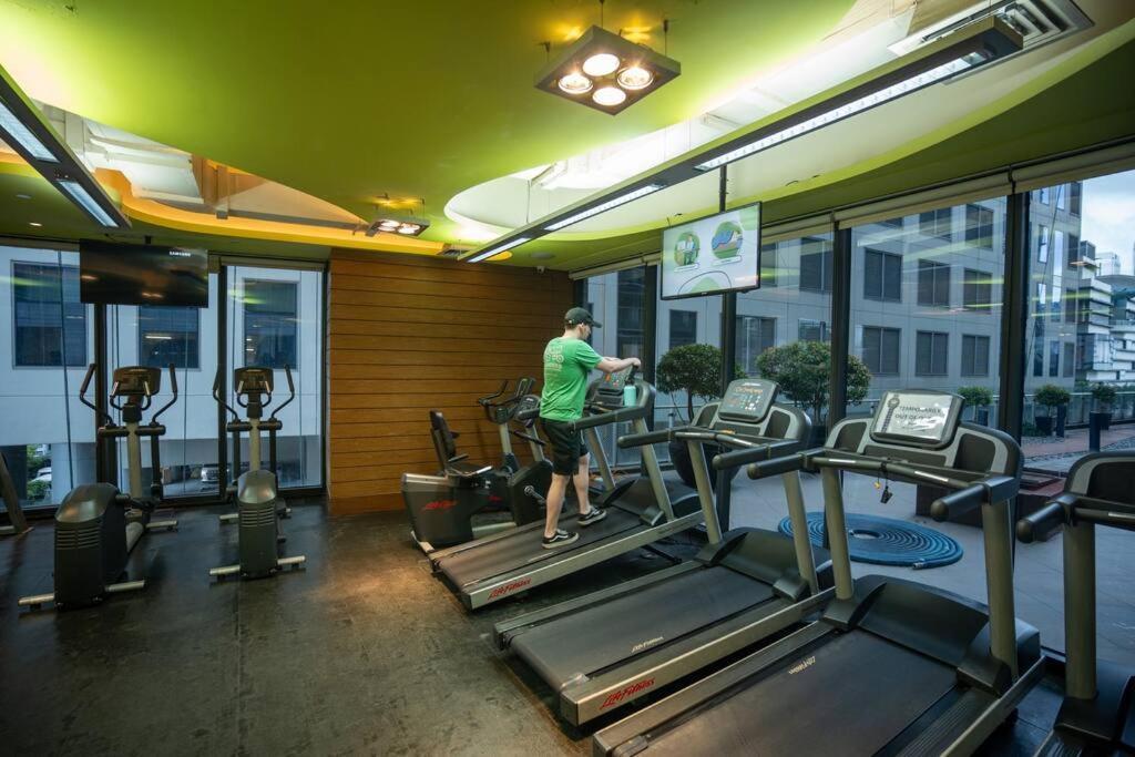 Penthouse At Poblacion - 200mbs Net - 50in Tv - Awesome View Apartment *
