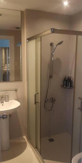 Apartment Penthouse At Poblacion - 200mbs Net - 50in Tv - Awesome View Manila