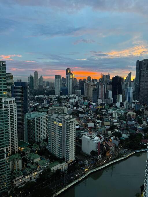 The Serene Escape Rockwell Makati City View 1br *