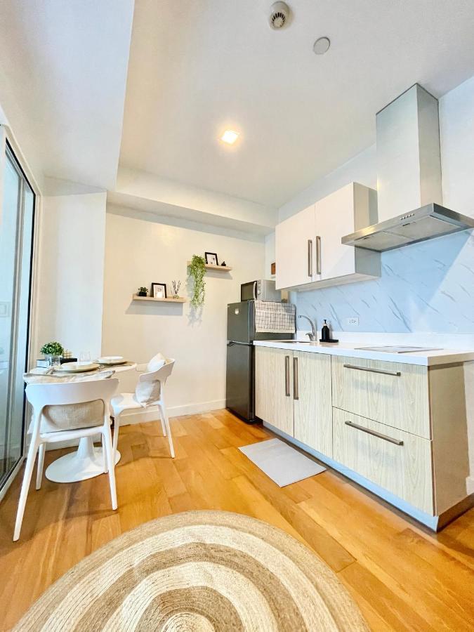 The Serene Escape Rockwell Makati City View 1br Apartment