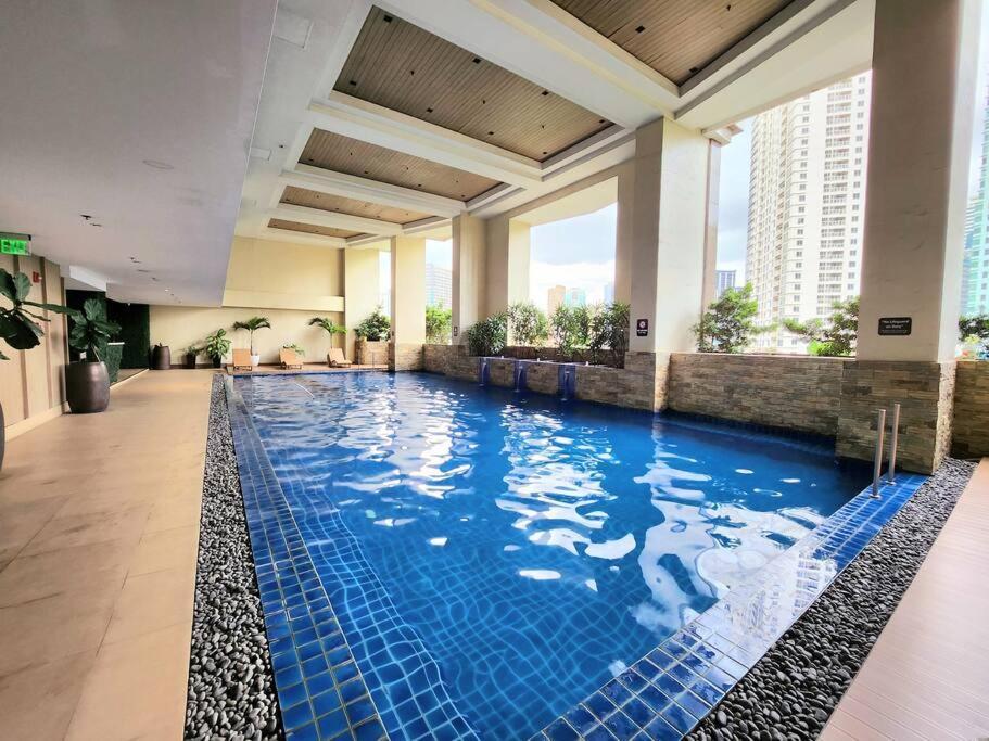 Kl Tower Cosy With Balcony Sauna Gym Pool Near Greenbelt Manila