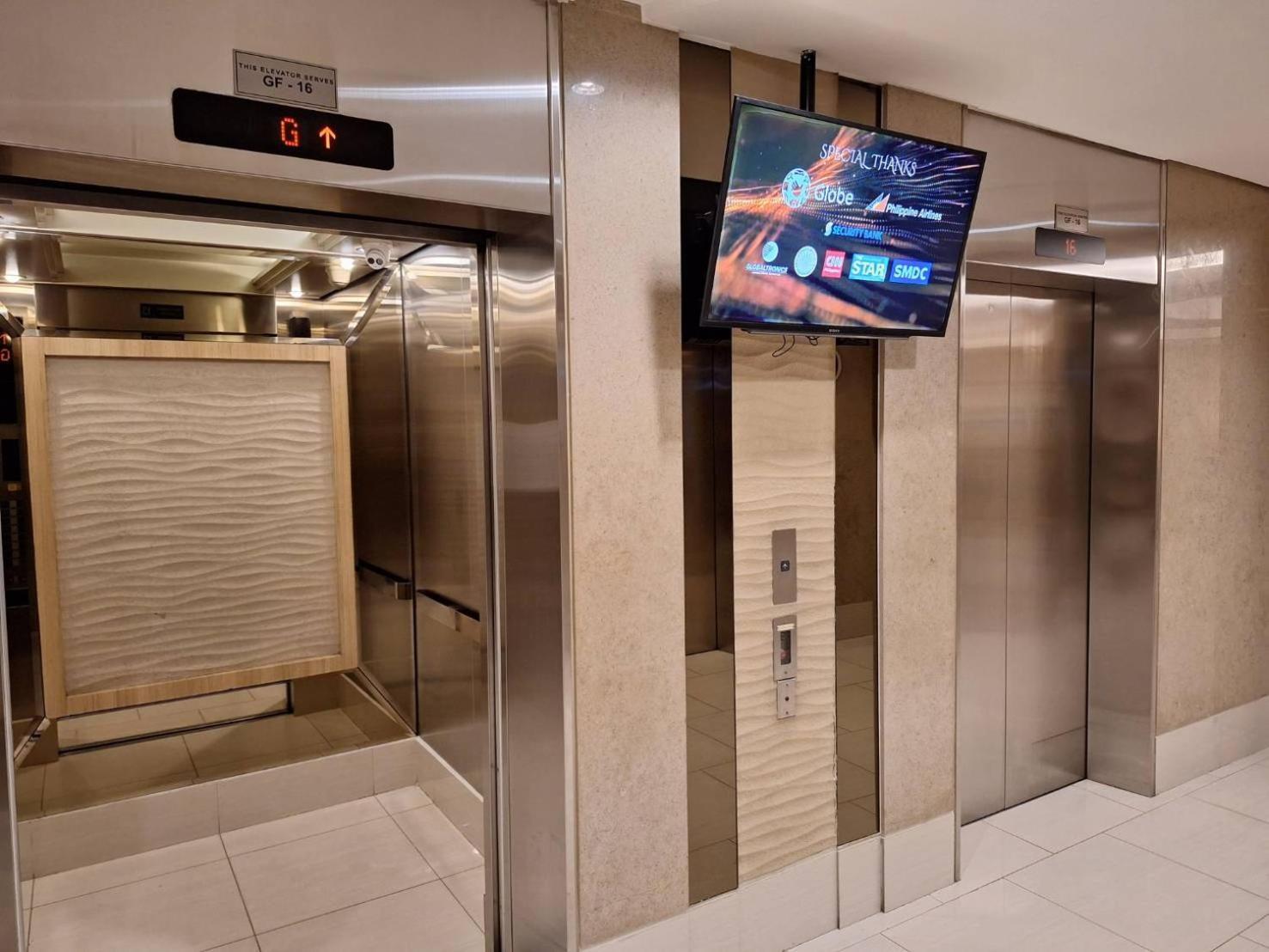 Apartment Staycation At Shell Residences In Moa Complex