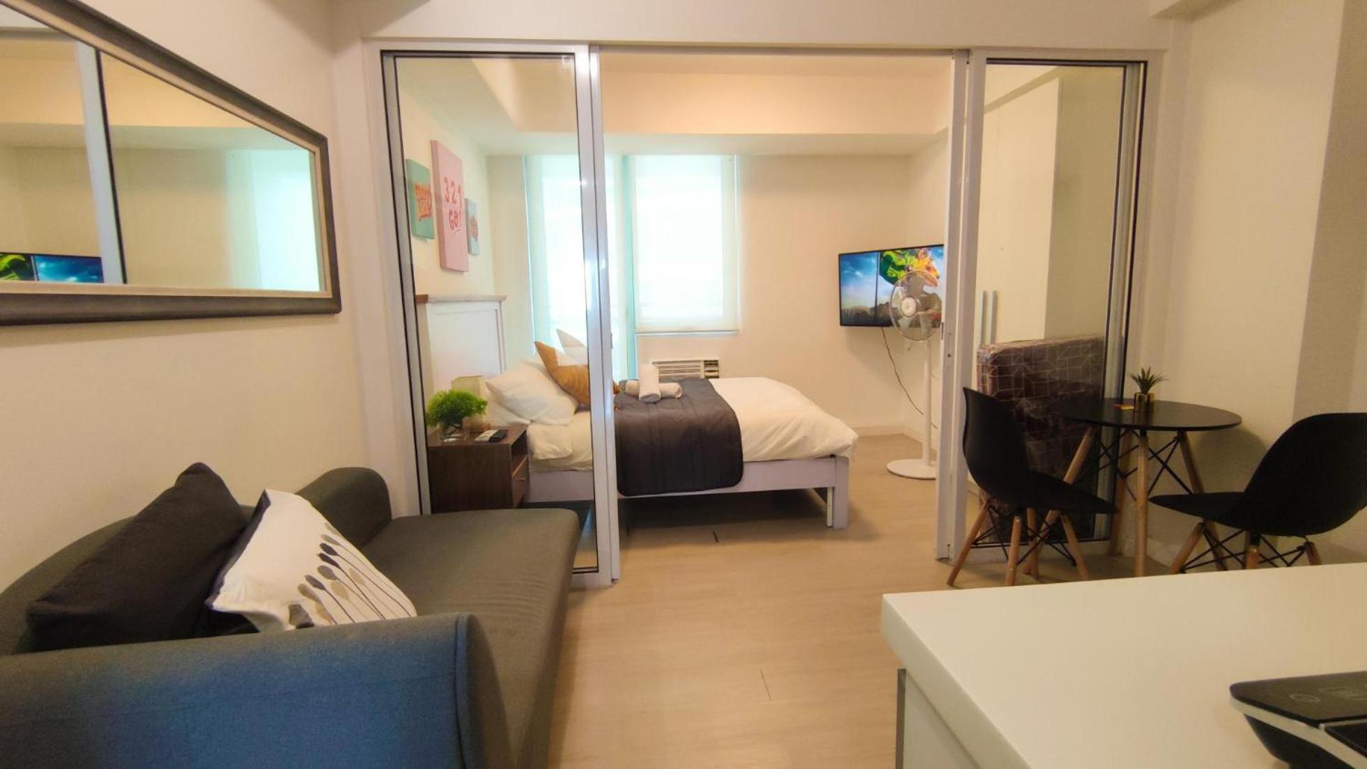 Apartment Azure Pool View Unit In Paranaque *