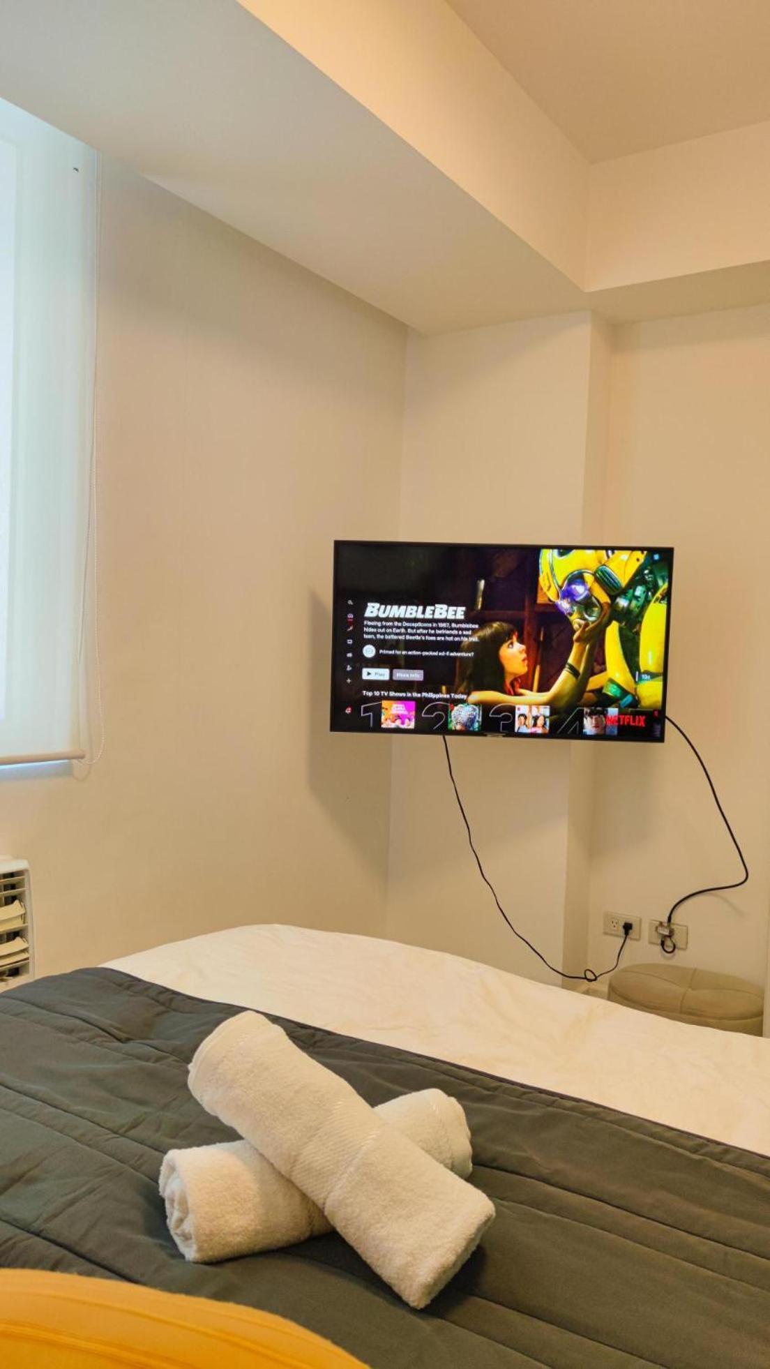 Azure Pool View Unit In Paranaque Apartment *