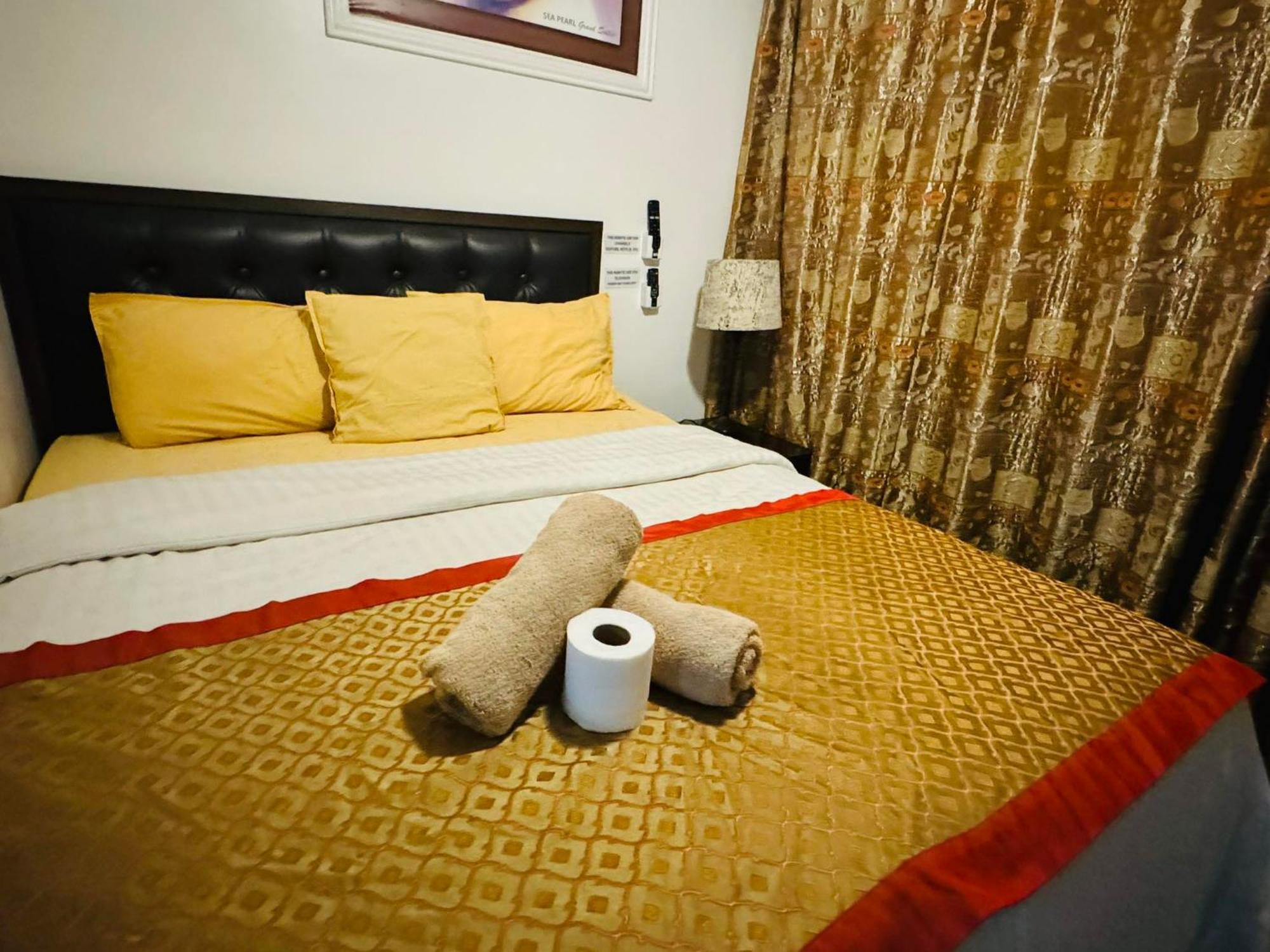 Apartment Birch Tower A2 Front Of Robinson Mall Manila