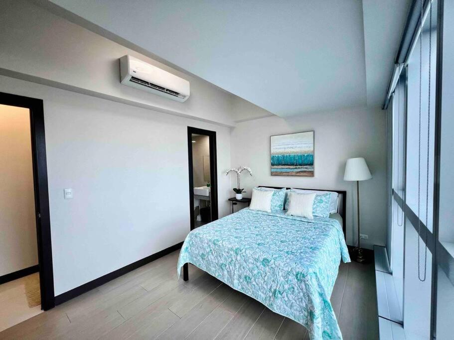 Modern 2br In Uptown Parksuites W/ Free Parking Manila