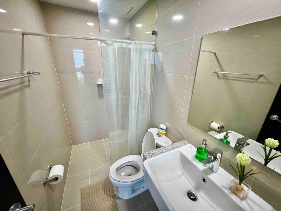 Modern 2br In Uptown Parksuites W/ Free Parking * Manila