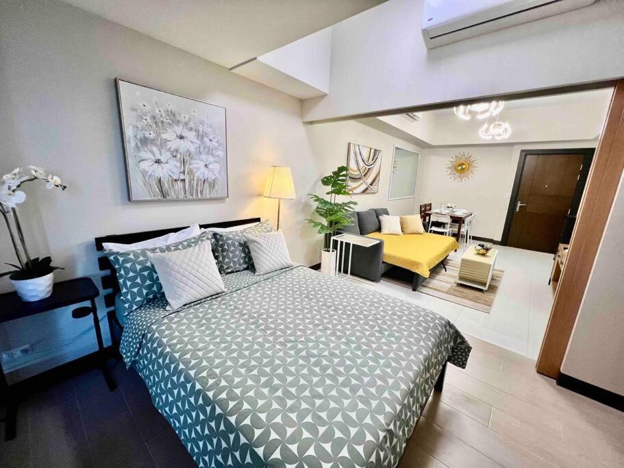 Modern 2br In Uptown Parksuites W/ Free Parking * Manila