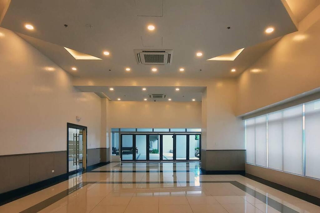 Modern 2br In Uptown Parksuites W/ Free Parking Manila