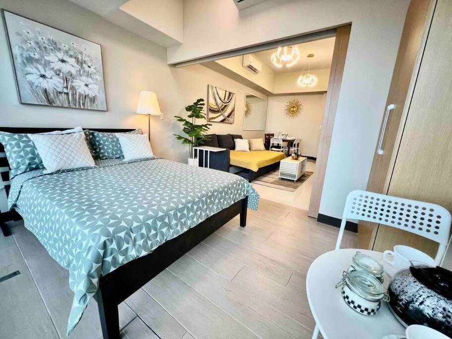 Modern 2br In Uptown Parksuites W/ Free Parking Manila