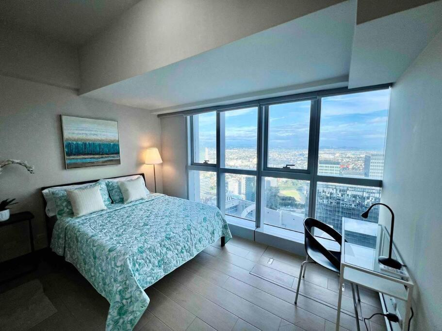 Modern 2br In Uptown Parksuites W/ Free Parking Apartment