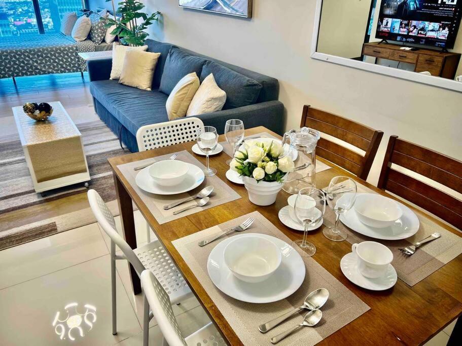 Modern 2br In Uptown Parksuites W/ Free Parking Apartment *