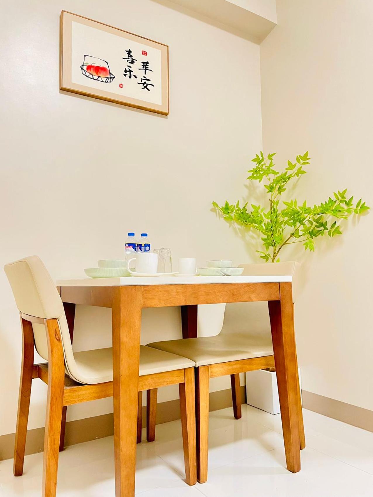 Apartment Thompson - 2-beds, One Uptown Residences, 30f - Xbox & Netflix Manila