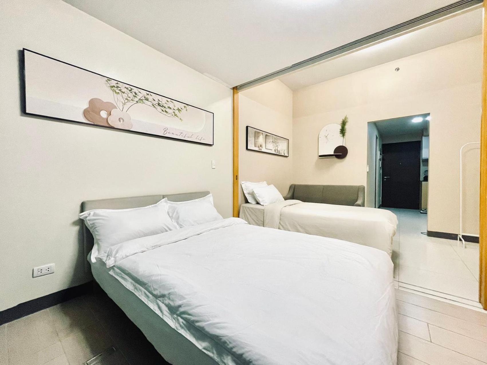 Apartment Thompson - 2-beds, One Uptown Residences, 30f - Xbox & Netflix Manila